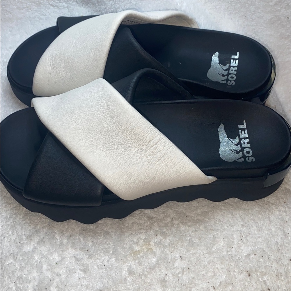 Sorel Two-Tone Black and White Slide Sandals - Picture 7 of 8